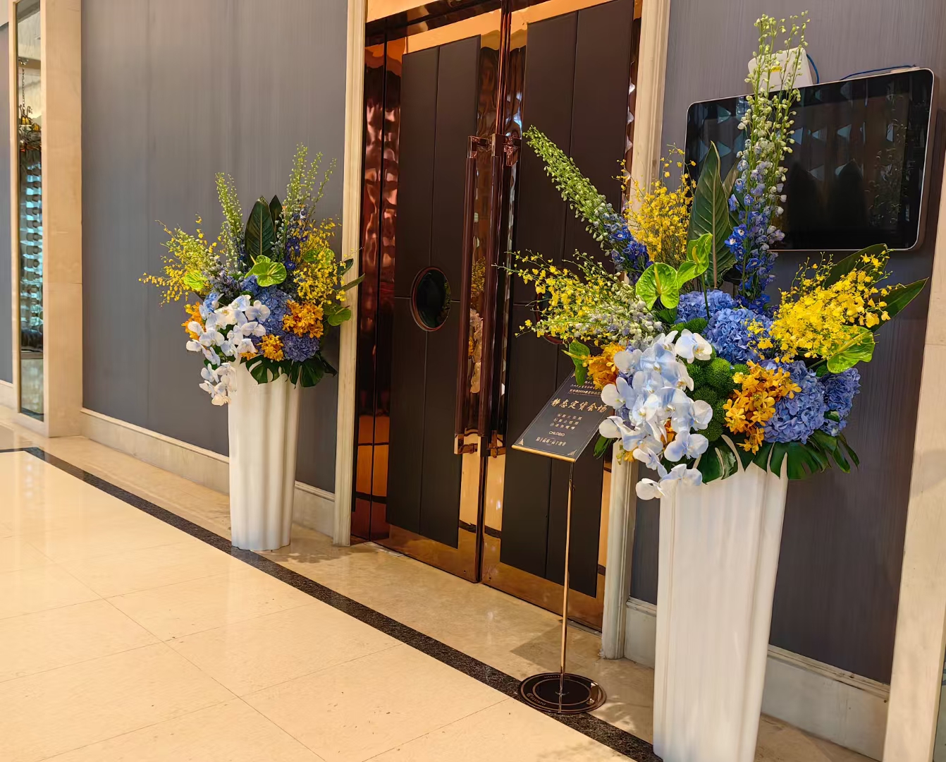 Mira Fleur corporate floral — installation, mira palette