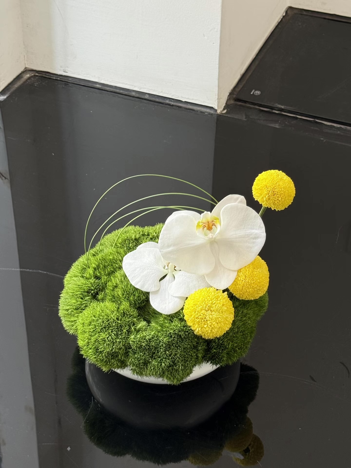 Mira Fleur corporate floral — installation, mira palette