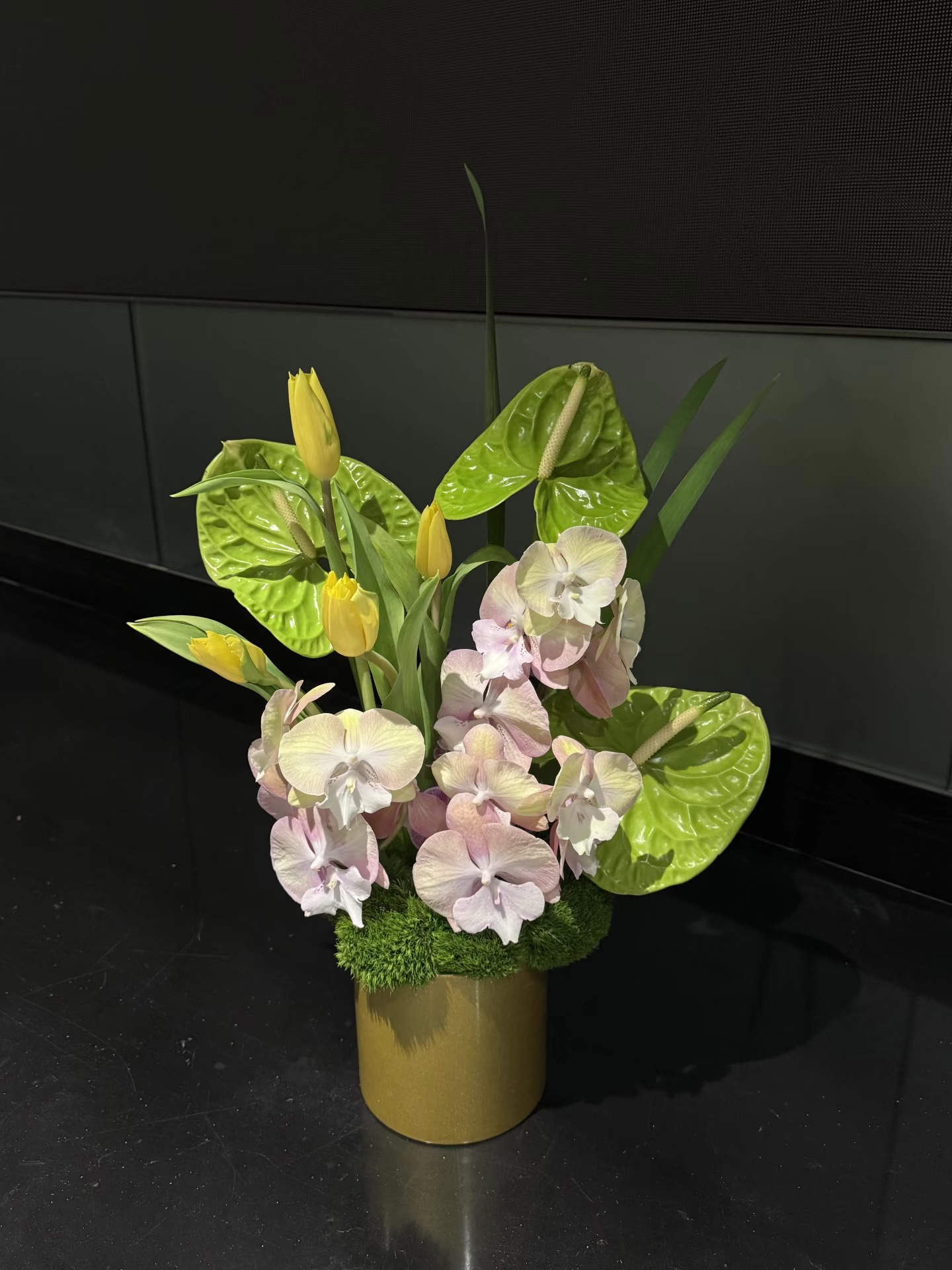 Mira Fleur corporate floral — installation, mira palette