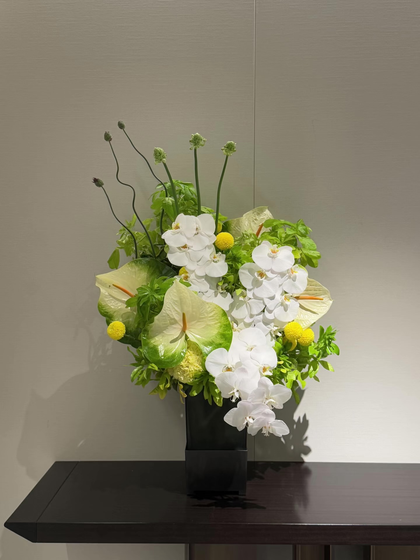 Mira Fleur corporate floral — installation, mira palette