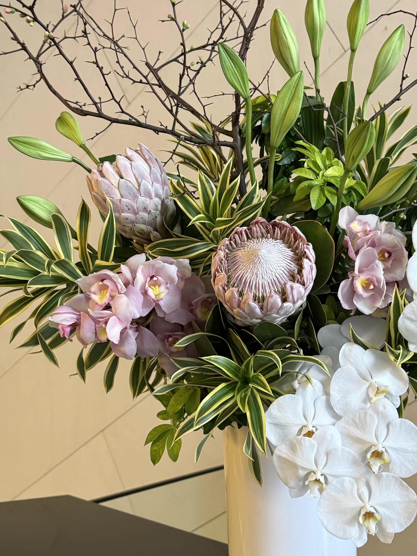 Mira Fleur corporate floral — installation, mira palette