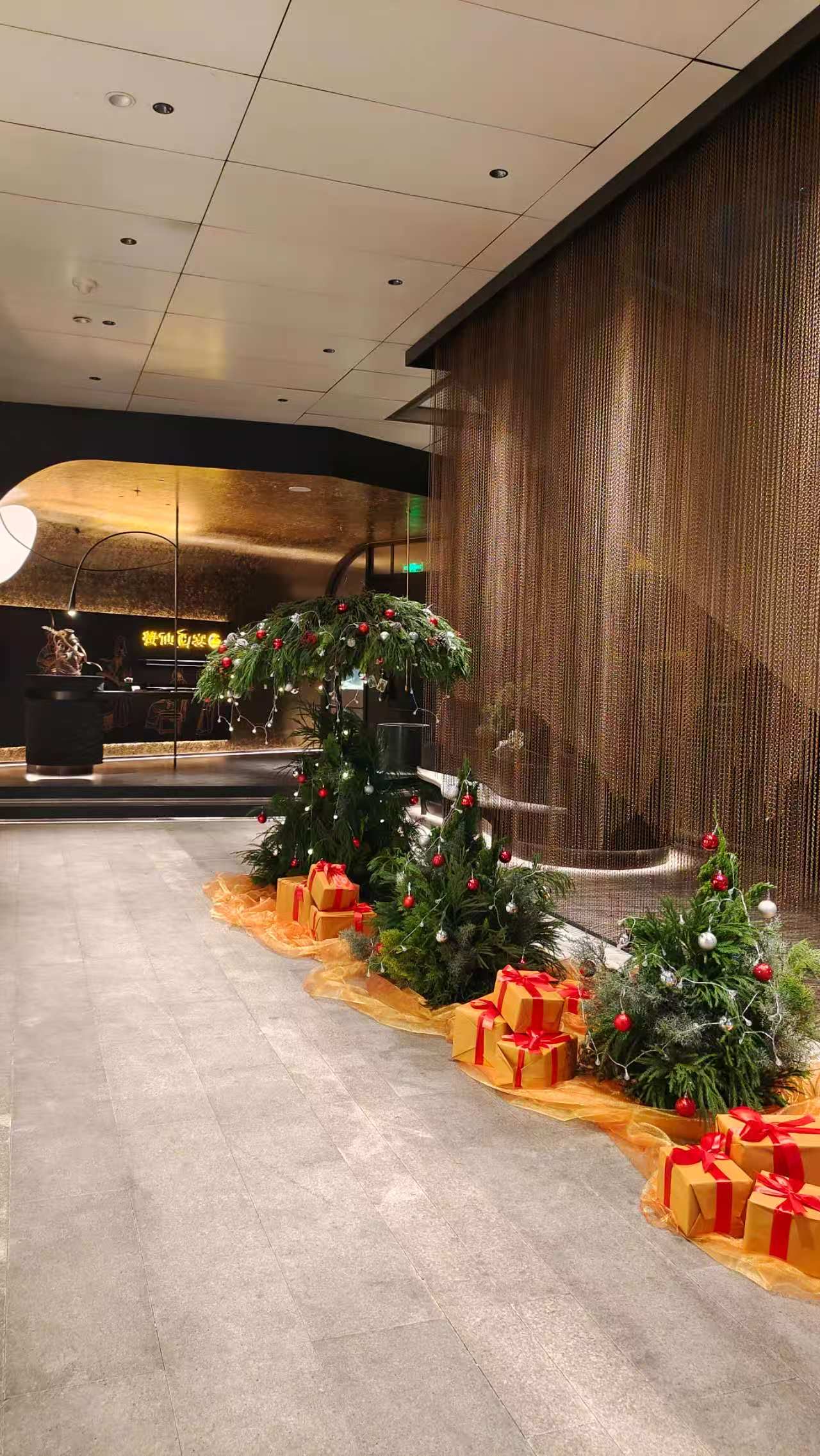 Mira Fleur corporate floral — installation, mira palette