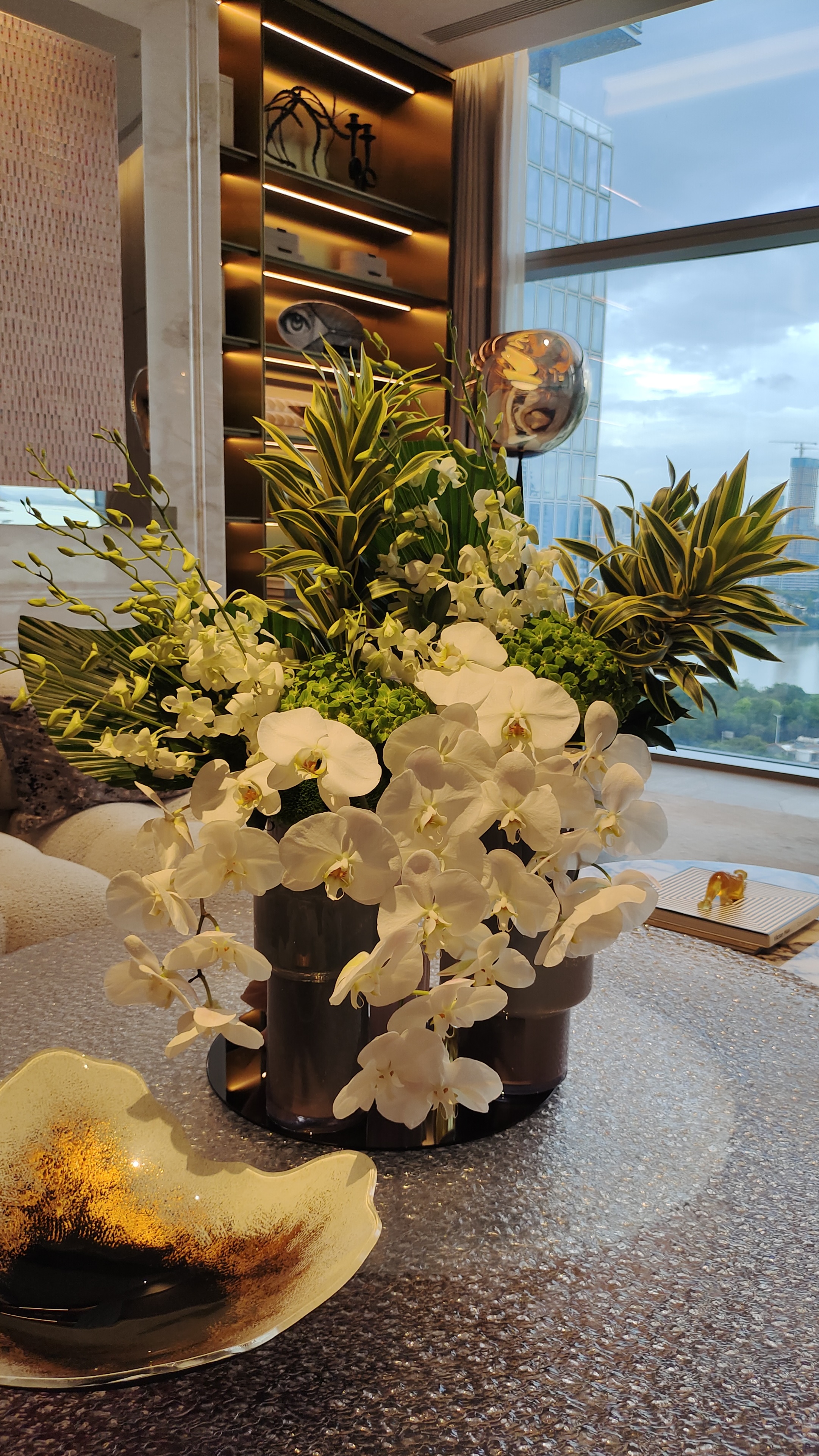 Mira Fleur corporate floral — installation, mira palette