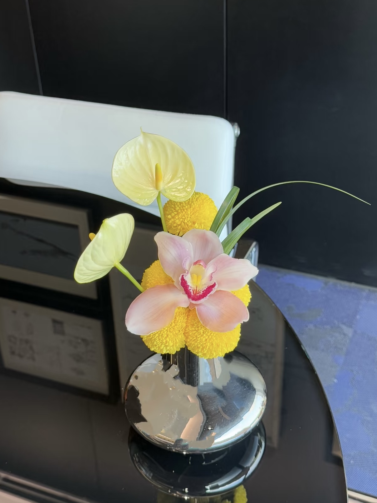 Mira Fleur corporate floral — installation, mira palette