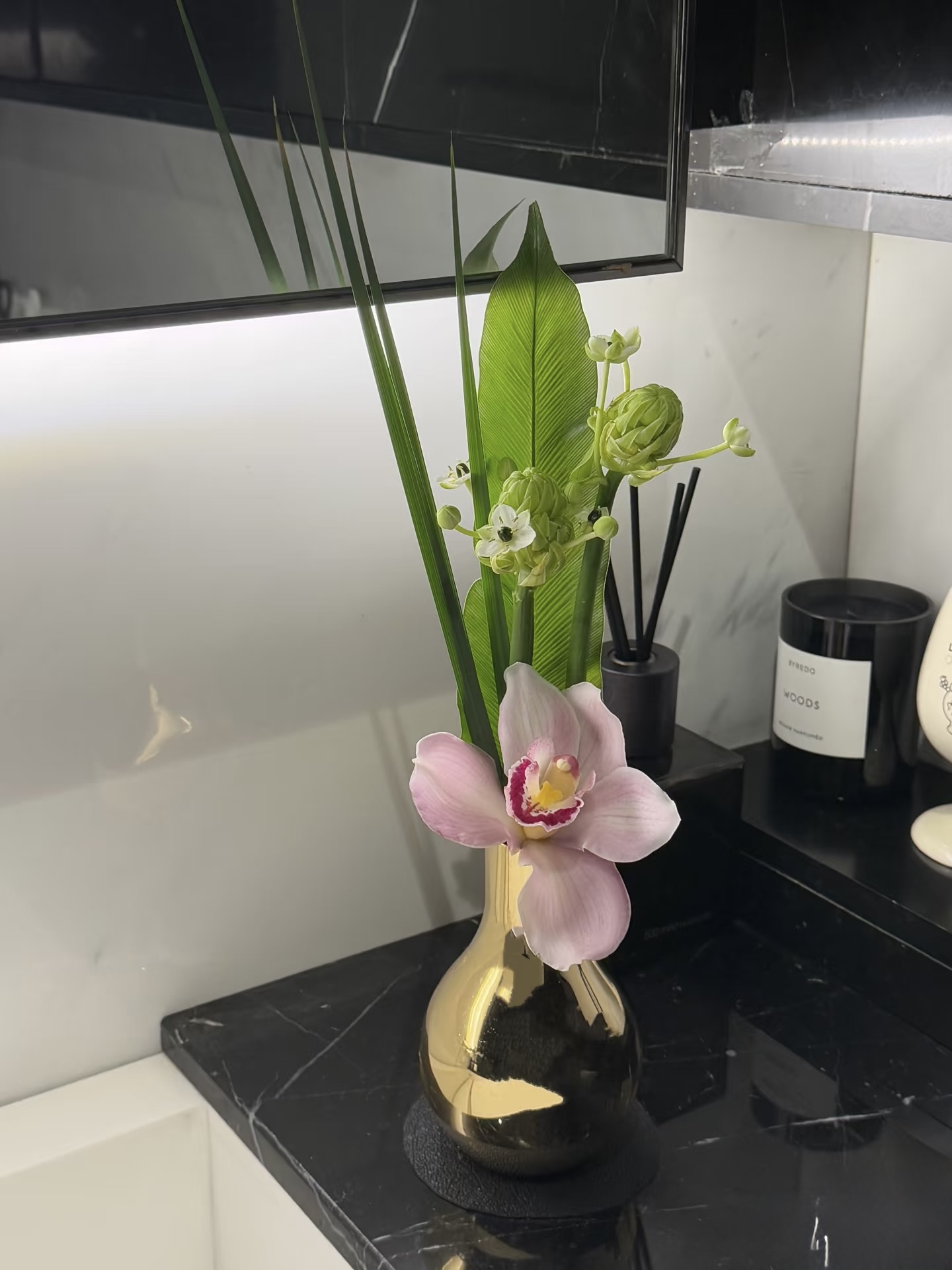 Mira Fleur corporate floral — installation, mira palette