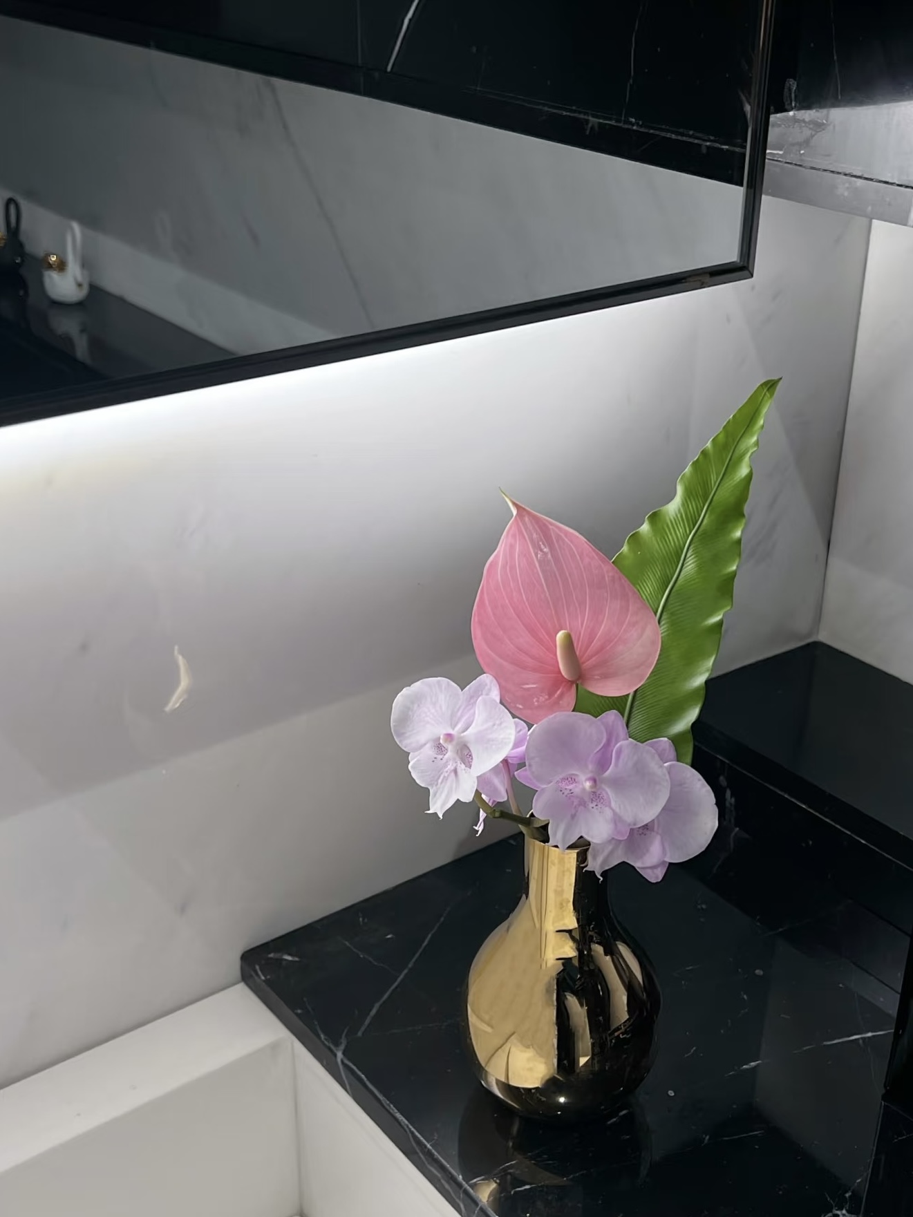 Mira Fleur corporate floral — installation, mira palette