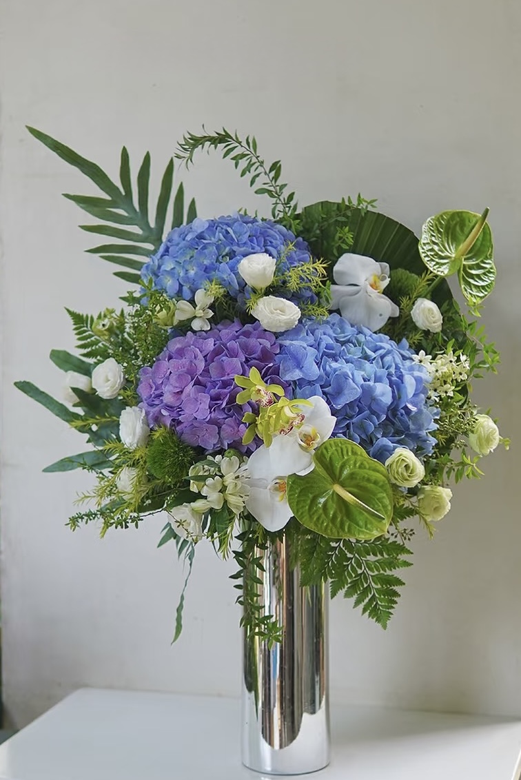 Mira Fleur corporate floral — installation, mira palette