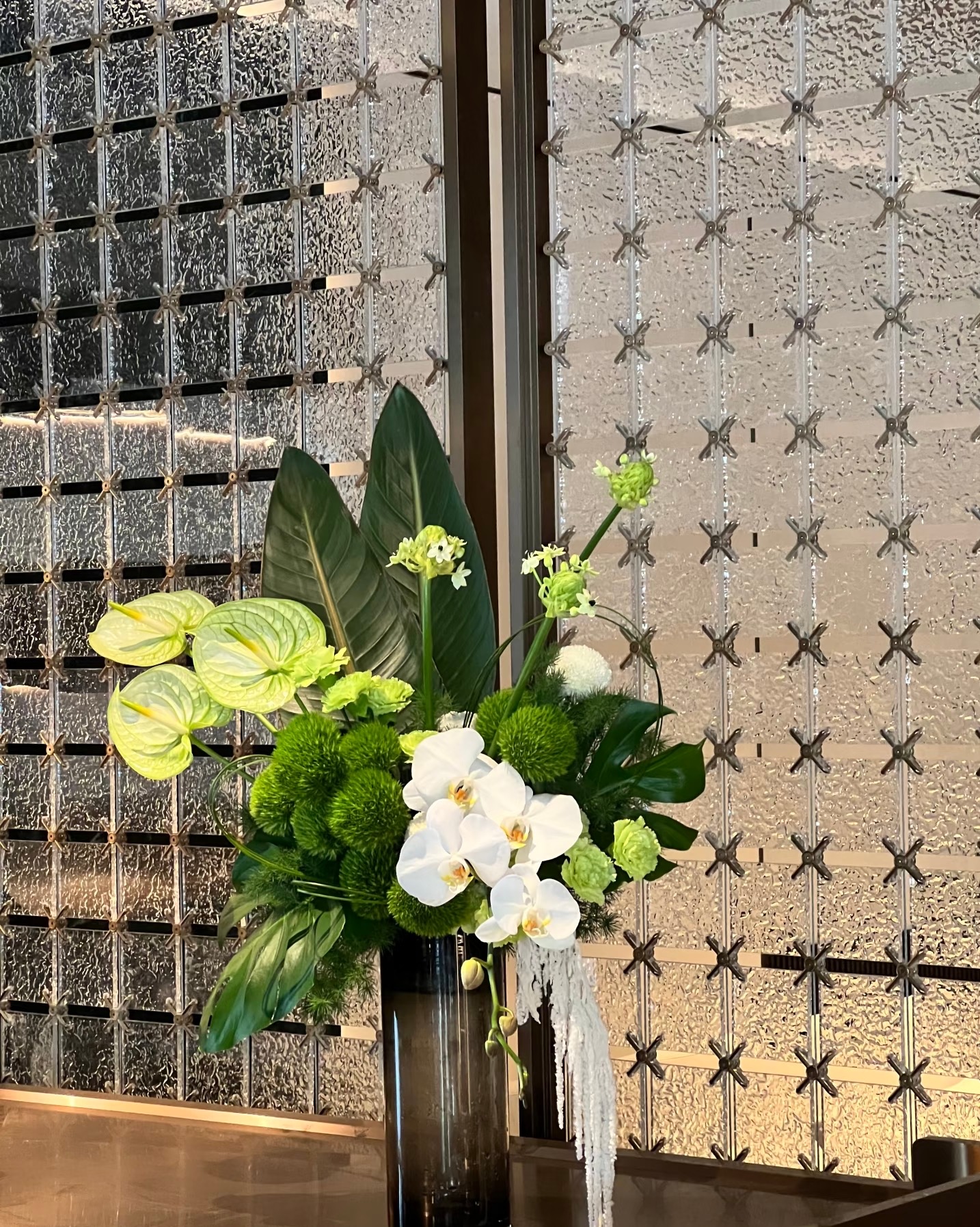 Mira Fleur corporate floral — installation, mira palette