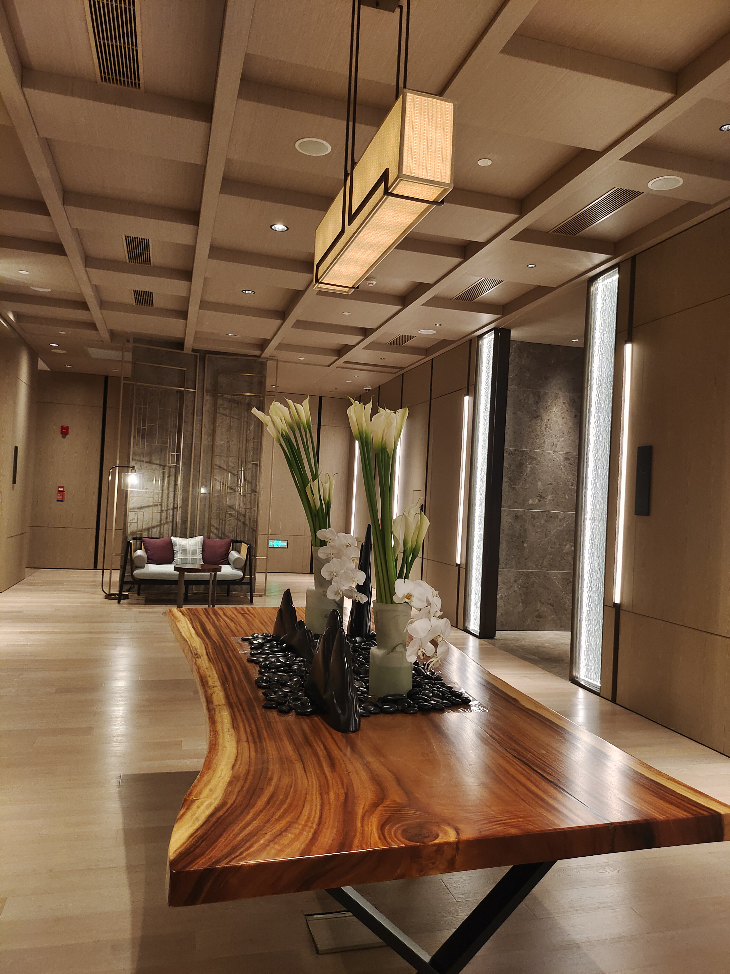 Mira Fleur corporate floral — installation, mira palette