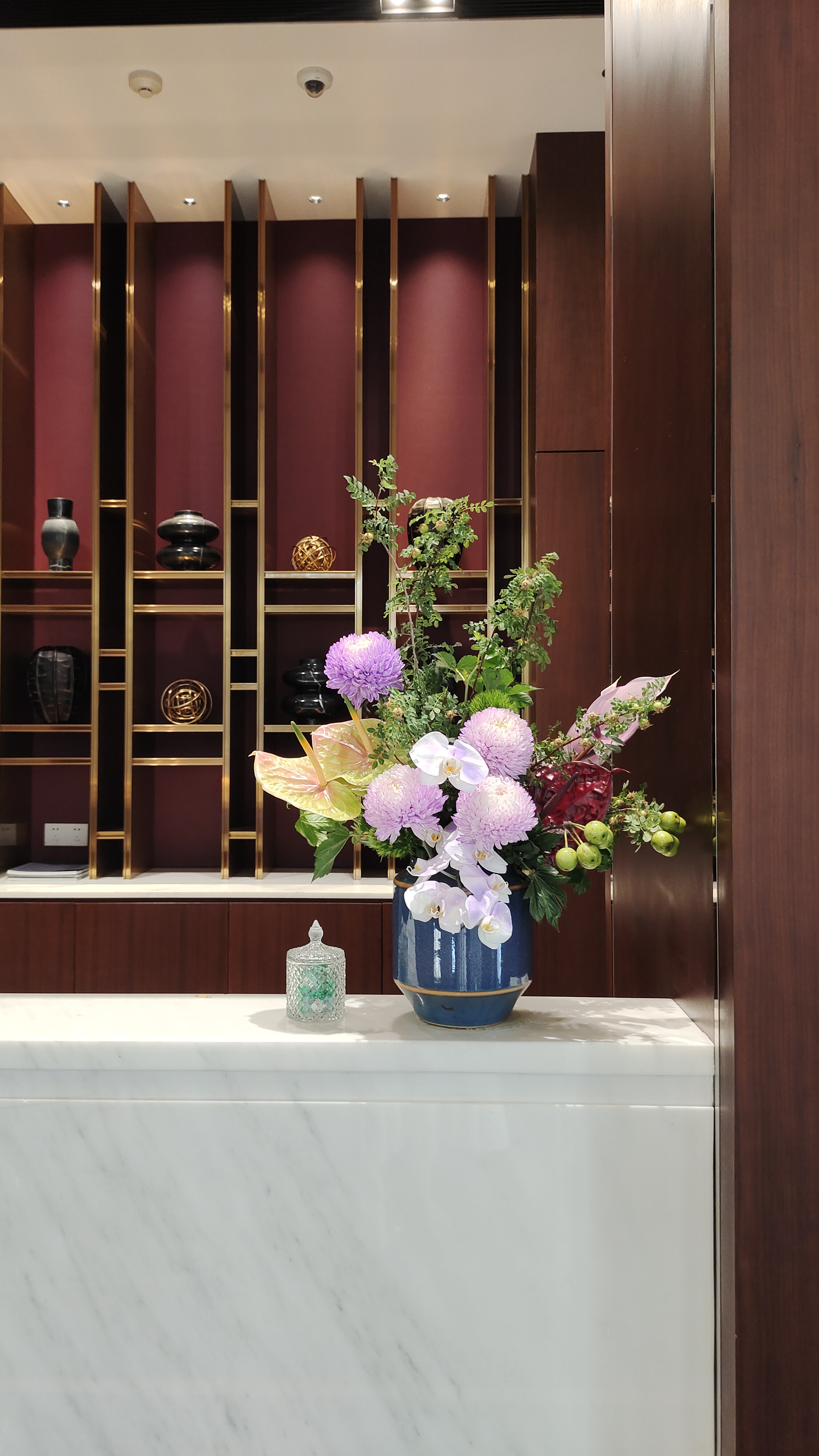 Mira Fleur corporate floral — installation, mira palette