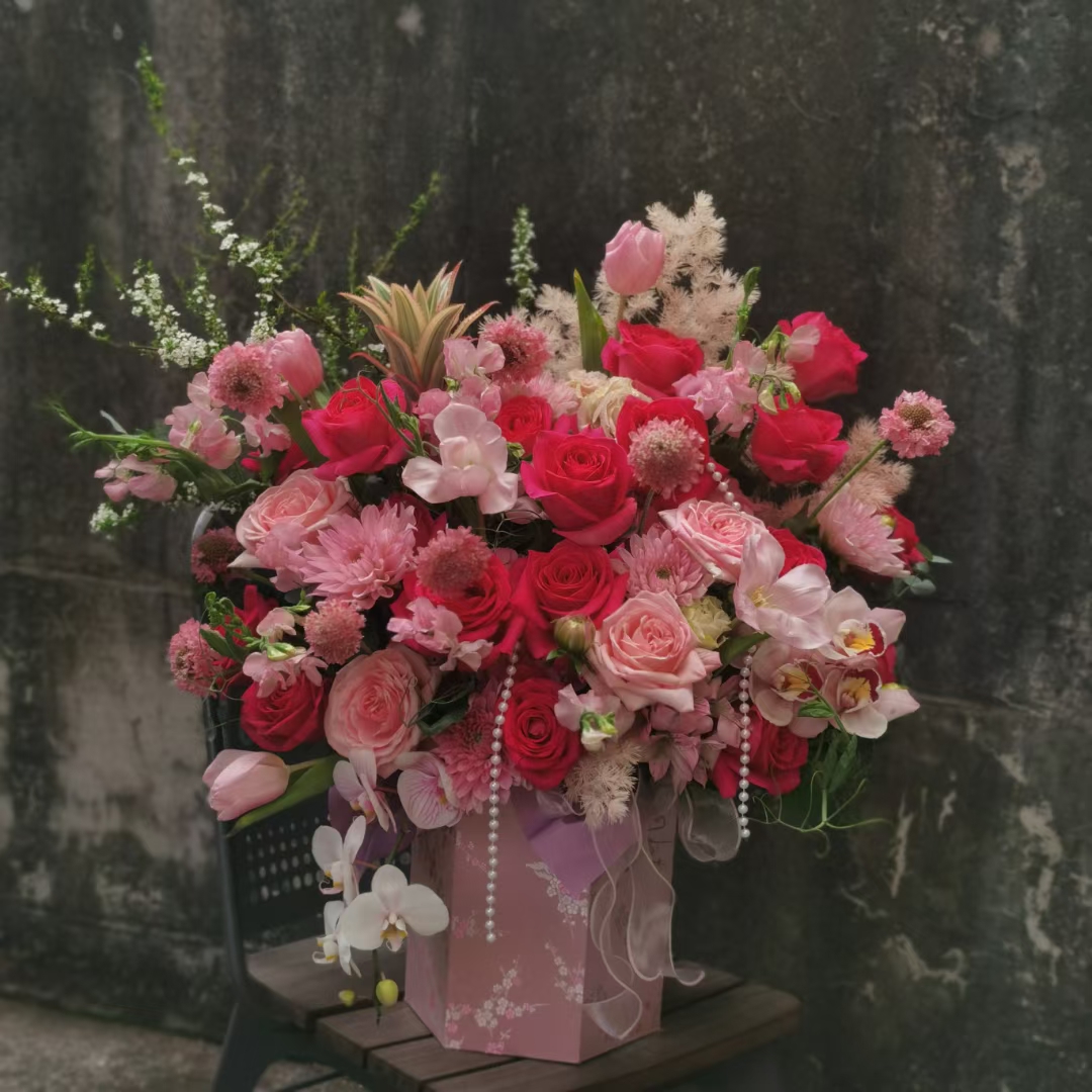 Mira Fleur signature gift floral — bouquet, mira palette