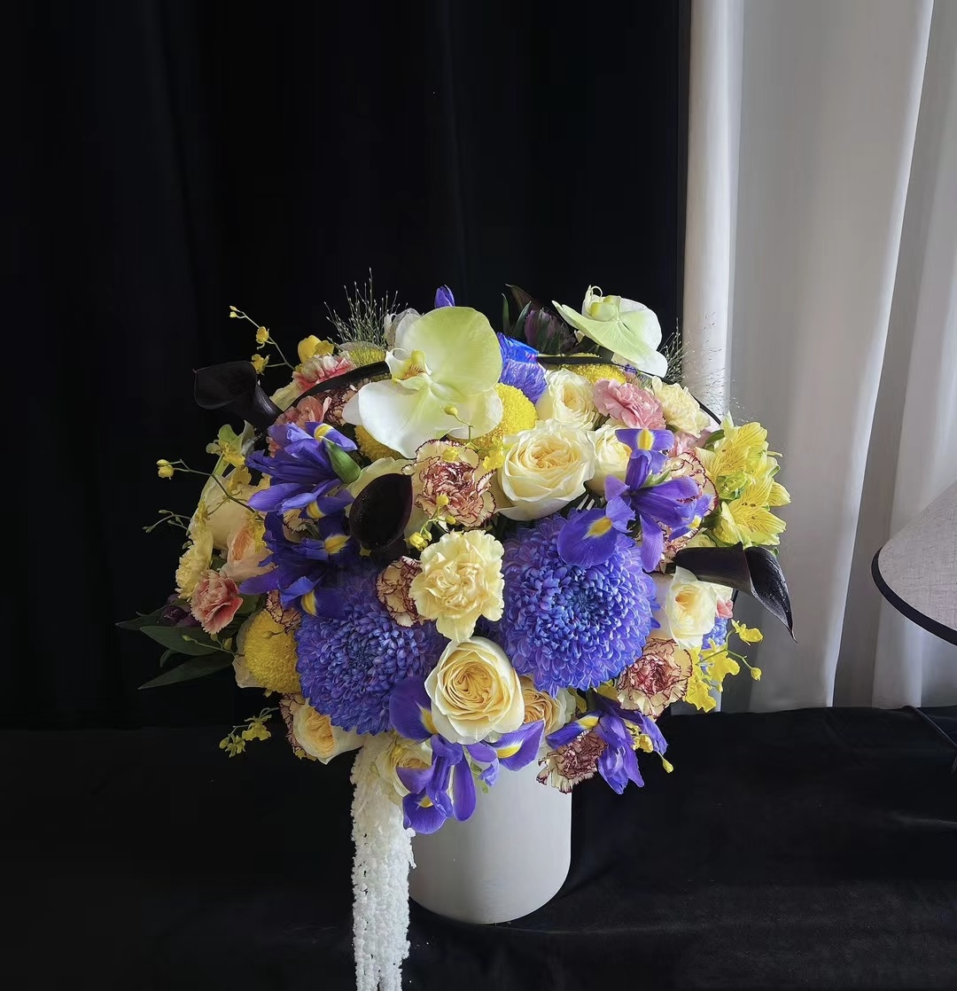 Mira Fleur signature gift floral — bouquet, mira palette