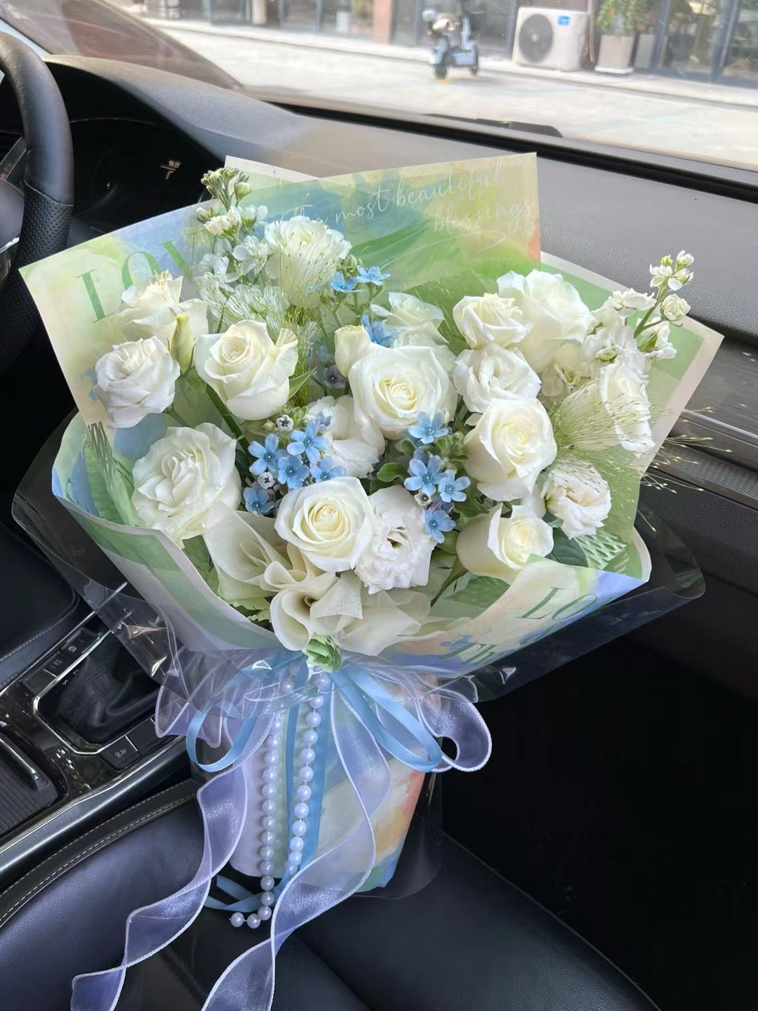 Mira Fleur signature gift floral — bouquet, mira palette