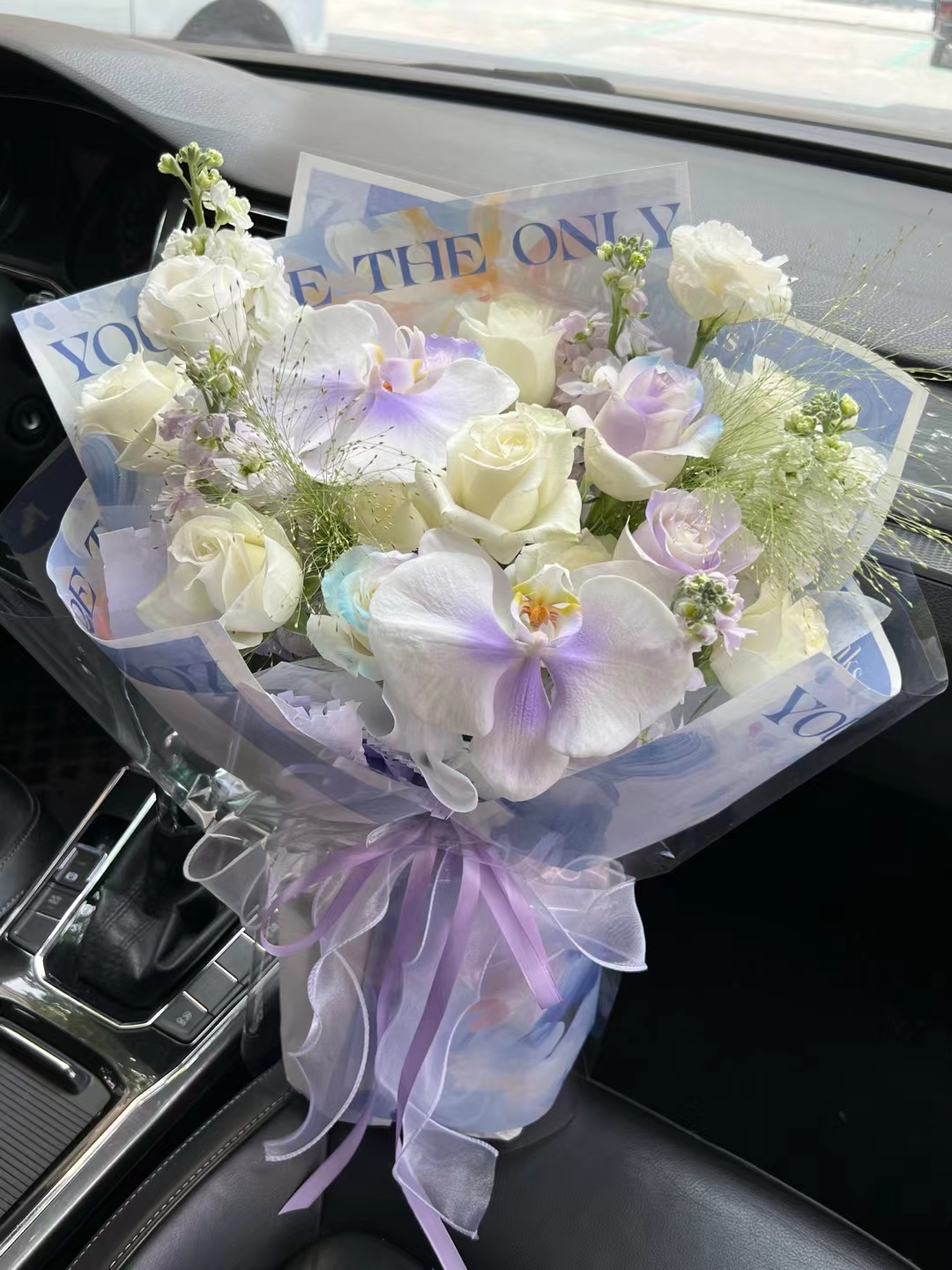 Mira Fleur signature gift floral — bouquet, mira palette