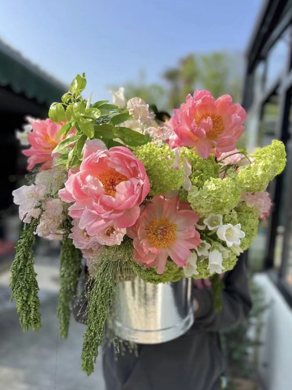 Mira Fleur signature gift floral — bouquet, mira palette